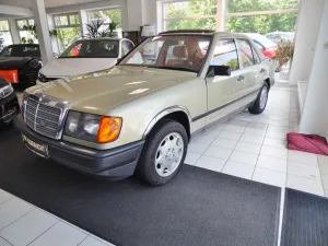 Mercedes-Benz E 230/Schiebedach/H-Gutachten/Leder/ZV/Bestzust.