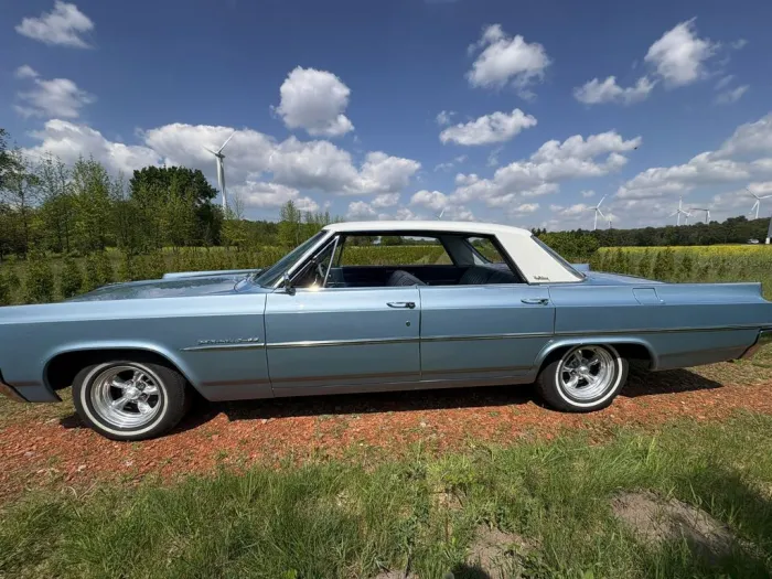 Oldsmobile Dynamic 88 Holiday 4-Door Sedan