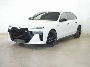 BMW M760e xDrive -Lounge Seating -Fond-Entertainment