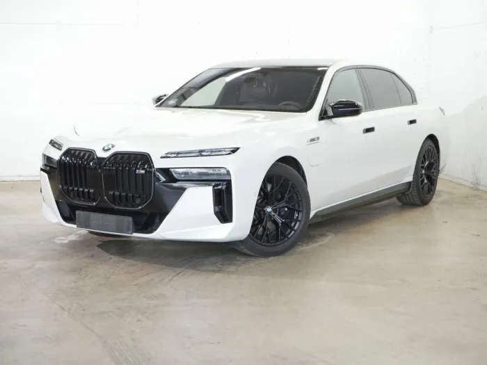 BMW M760e xDrive -Lounge Seating -Fond-Entertainment