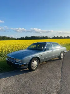 Jaguar XJ40