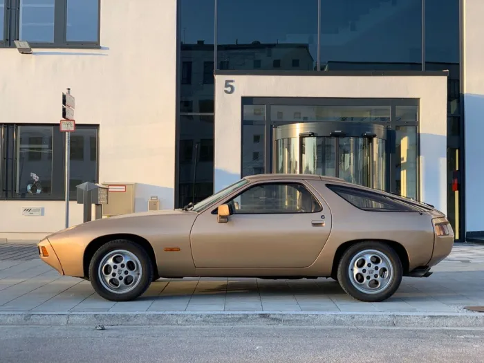 Porsche 928