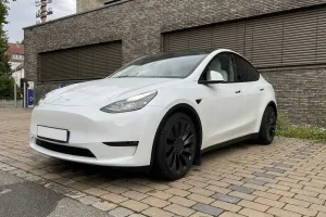 Tesla Model Y Performance AWD Leder in Weiß 