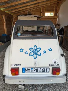 Citroën 2 CV6 Club Ente weiß mit Blumenmuster 