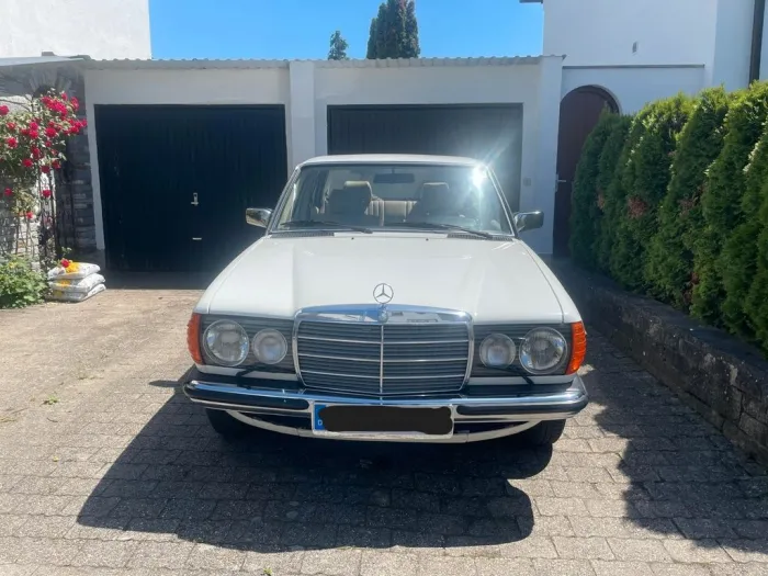Mercedes-Benz E 230