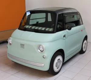 Fiat Topolino BEV mit Panorama-Glasdach