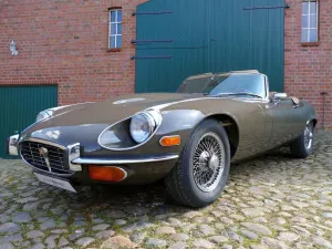 Jaguar E-Type V12 Roadster in sable brown