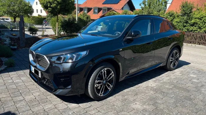 BMW iX2, M Paket, Vollausstattung, AHK, Jahreswagen