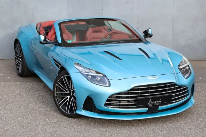 Aston Martin DB12 Volante 1. Hand