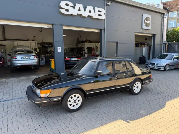 Saab 900 2.0i Sedan