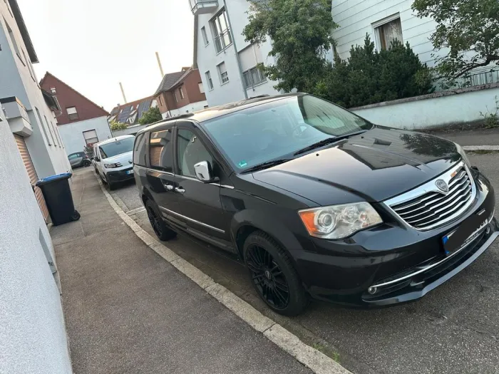 Lancia Voyager 2.8 MultiJet 16v Platinum Automatik ...