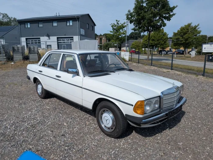 Mercedes-Benz W123. 200D Autom.