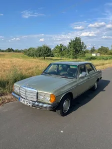 Mercedes-Benz W123 Limousine 200 Silberdistel