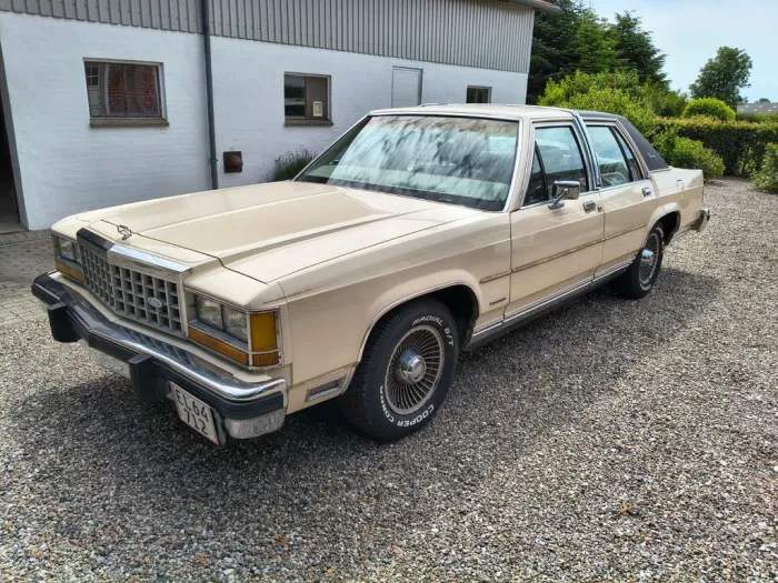 Ford LTD Crown Victoria
