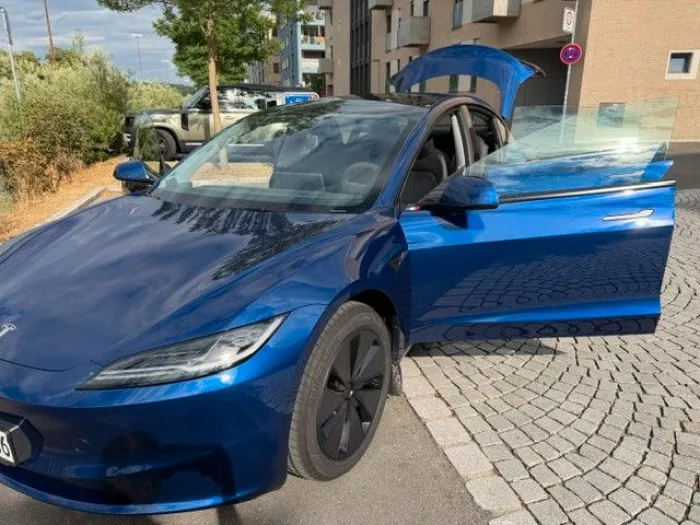 Tesla Model 3 Highland Long Range Blue RWD