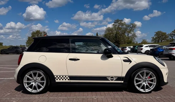 MINI One First One -  liebevoll zum Cooper S umgebaut