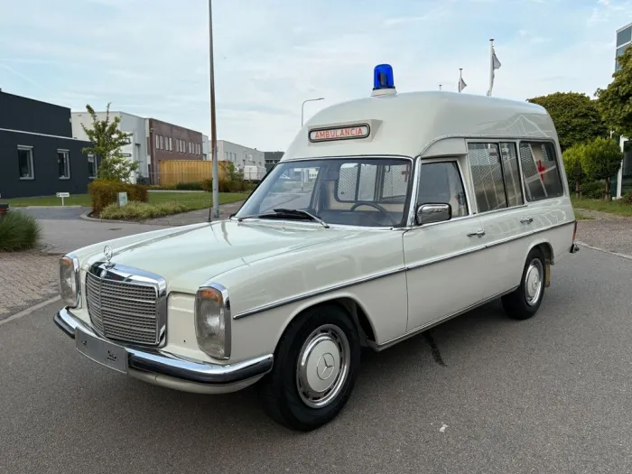 Mercedes-Benz 240 D Krankenwagen Sammlerstück