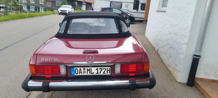 Mercedes-Benz 560 SL (R107) - Almandinrot Metallic 