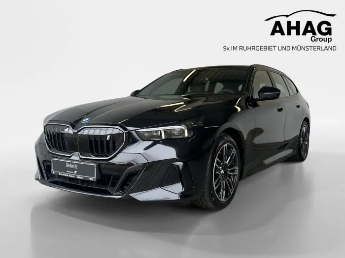 BMW i5 eDrive40 Touring M-Sport Pro - AHK - Driving 