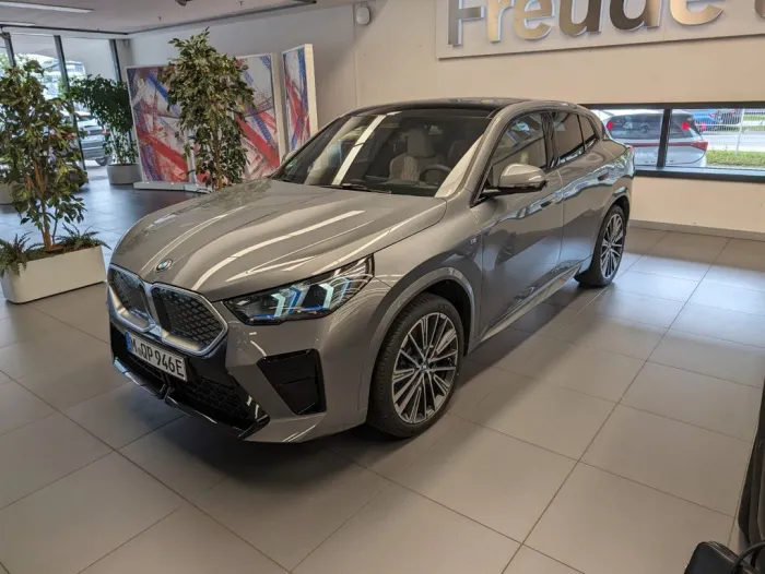 BMW iX2 xDrive30 M Sport Voll 8fach H&K AHK