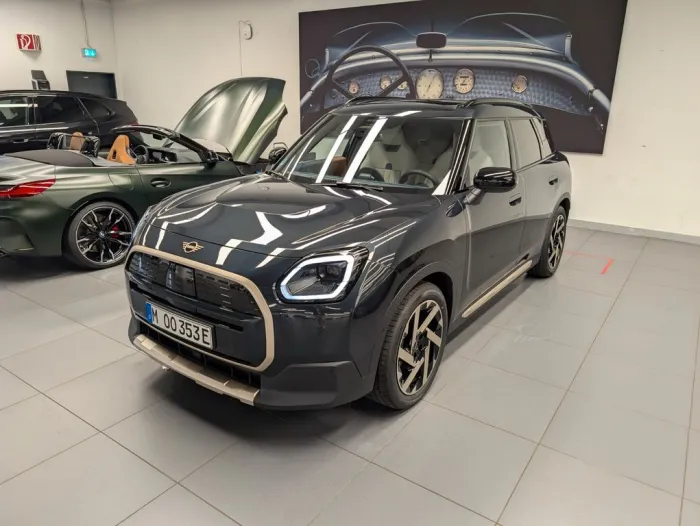 MINI Countryman E Favoured Trim AHK H&K Pano
