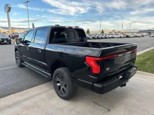 Ford F 150 Lightning Lariat gr. Batterie im Vorlauf