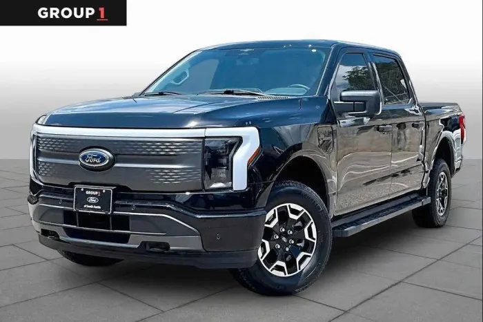 Ford F 150 Lightning XLT 2025 schwarz im Vorlauf