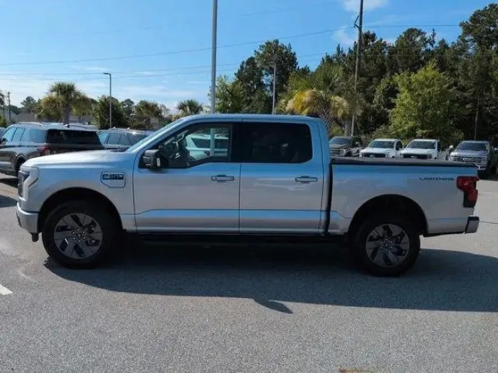 Ford F 150 Lightning Flash grosse Batterie im Vorlauf