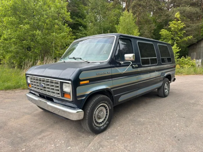 Ford Econoline E150 - V8 Conversion Van