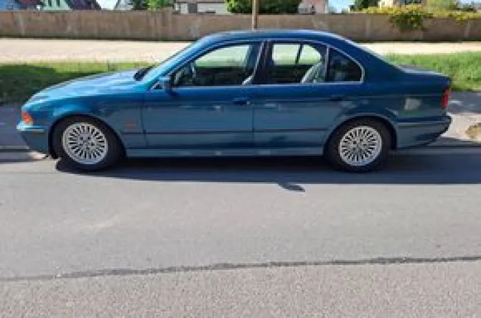 BMW E 39 535i BMW  (V 8) grün/blau
