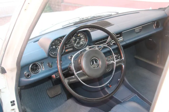 Mercedes-Benz 240D TOPP  ungeschweisst, Motor neu