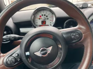 MINI außergewöhnliche Farbkombination, Schaltgetriebe