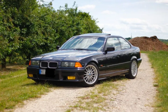 BMW E36 323i Coupé Madeira Violett