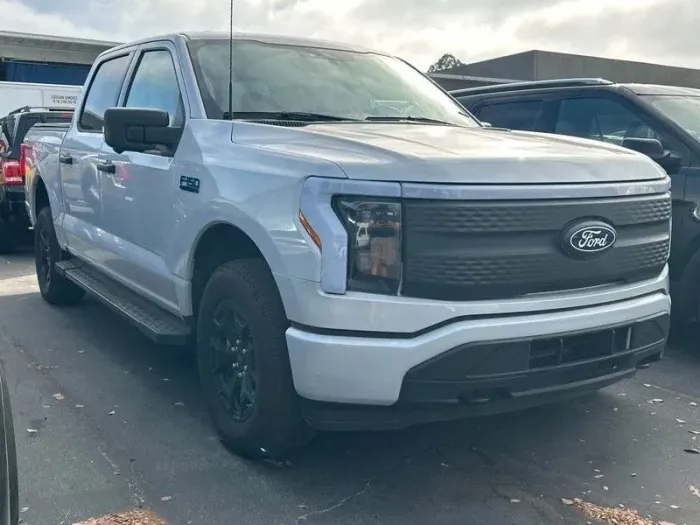 Ford F 150 Lightning XLT 2025 weiss im Vorlauf