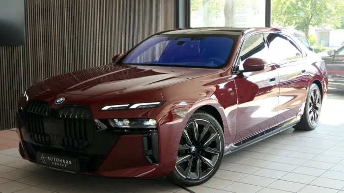 BMW i7 xDrive 60 M Sport-THEATRE-TV-SKY-Lounge-B&W-