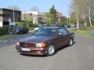 Mercedes-Benz schönes C126-Coupe (500 SEC) in Manganbraun