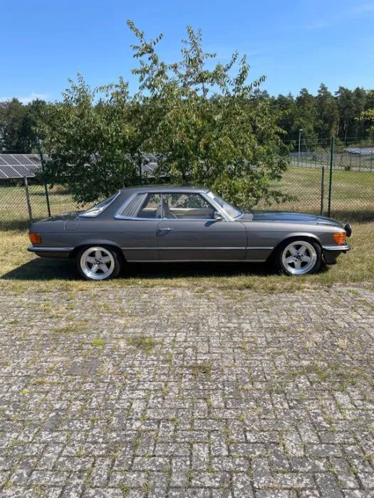Mercedes-Benz 350 SLC Text lesen