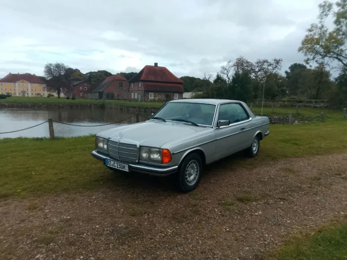 Mercedes-Benz E 123 coupé CE 230