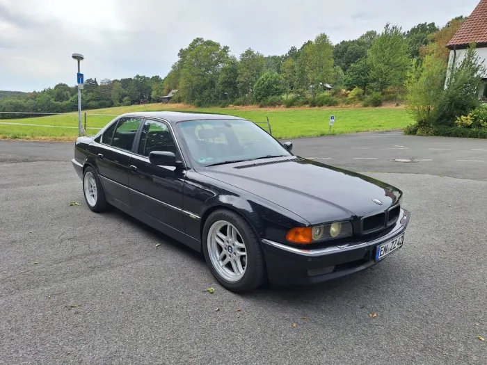 BMW E38 740i 