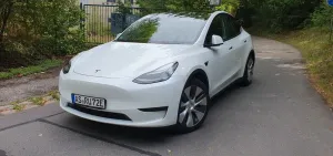 Tesla Model Y, ZUSTAND NEUWERTIG, GARANTIE, UNFALLFREI